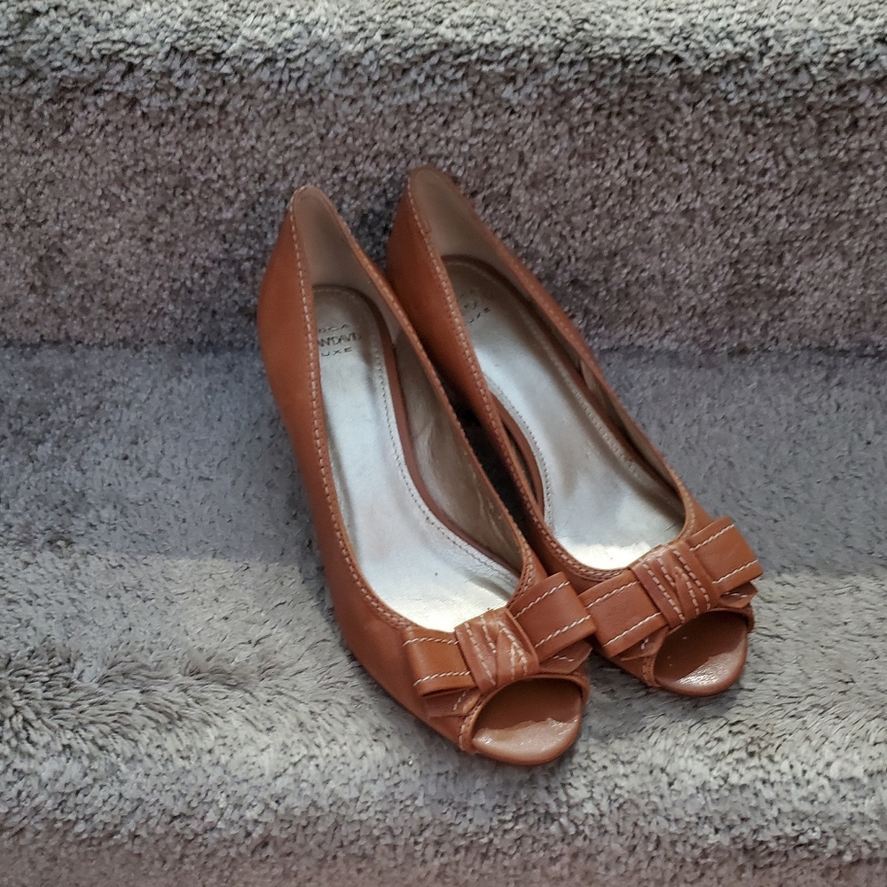 Adorable peep toe leather kitten heel